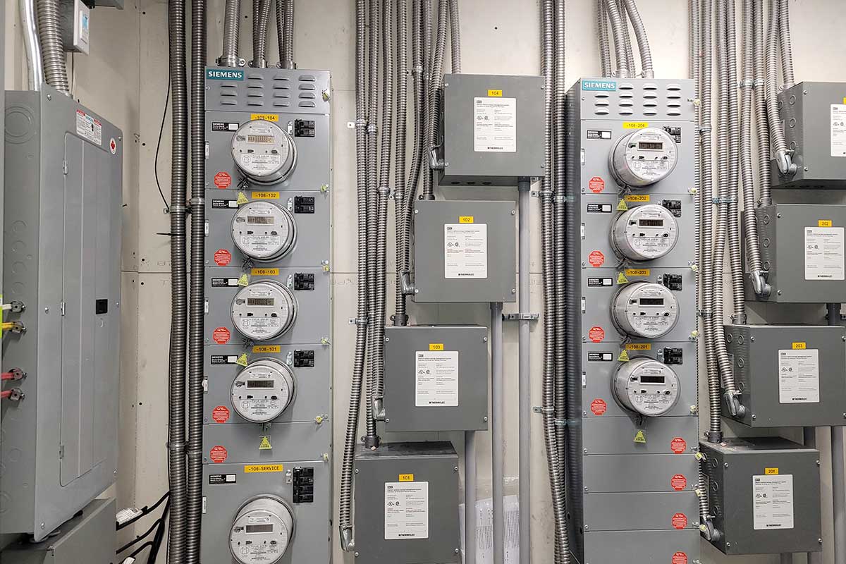 Panneau électrique industriel avec multiples compteurs.